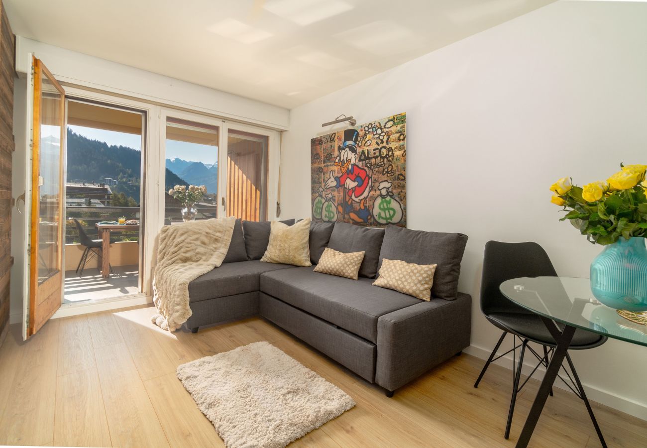 Saisonale Vermietung | Studio Arcades B202 | Verbier Location™   Sofa im Wohnzimmer - herrliche Aussicht