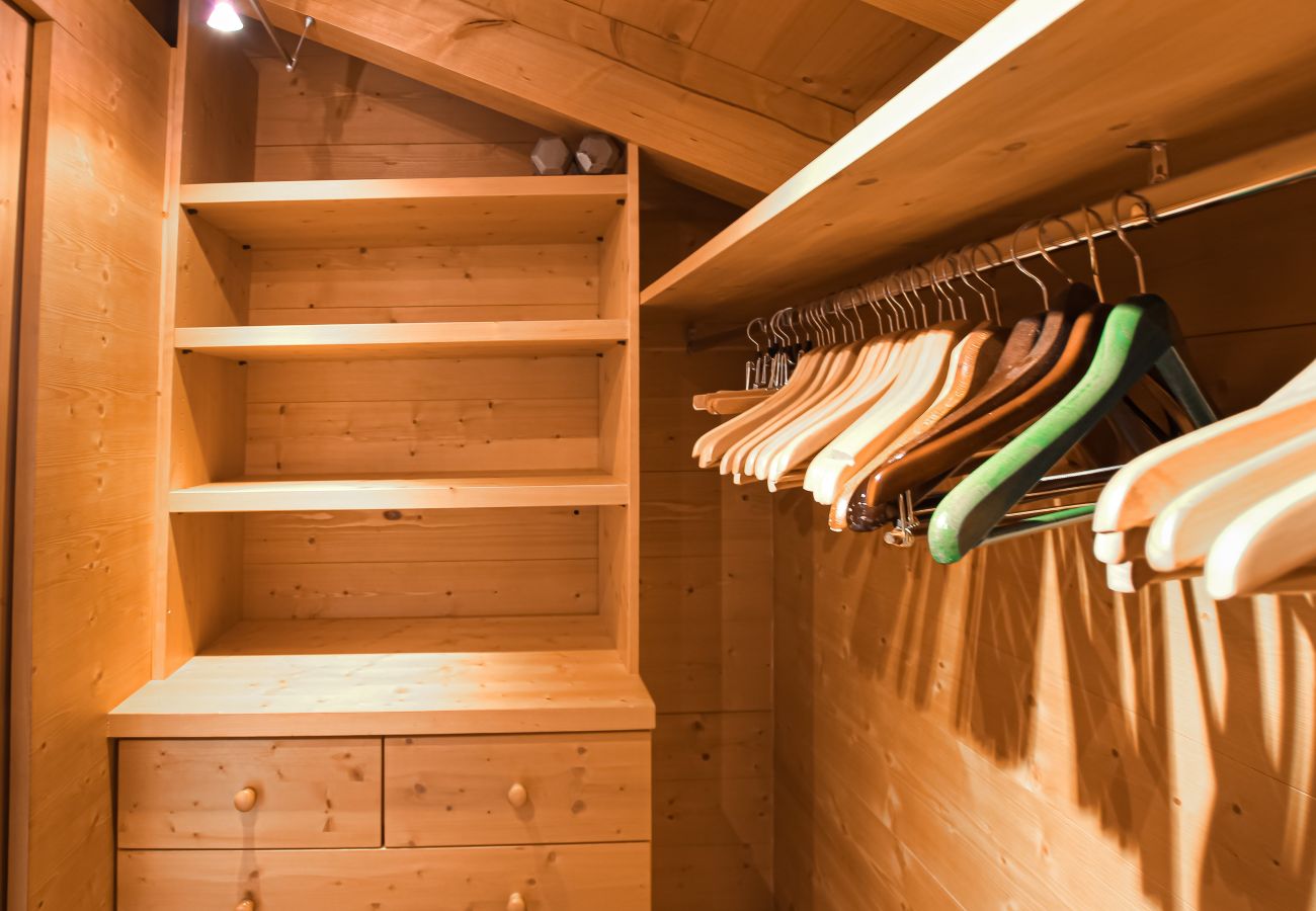 Chalet Ibex in Verbier - Garderobe im Hauptschlafzimmer Garderobe