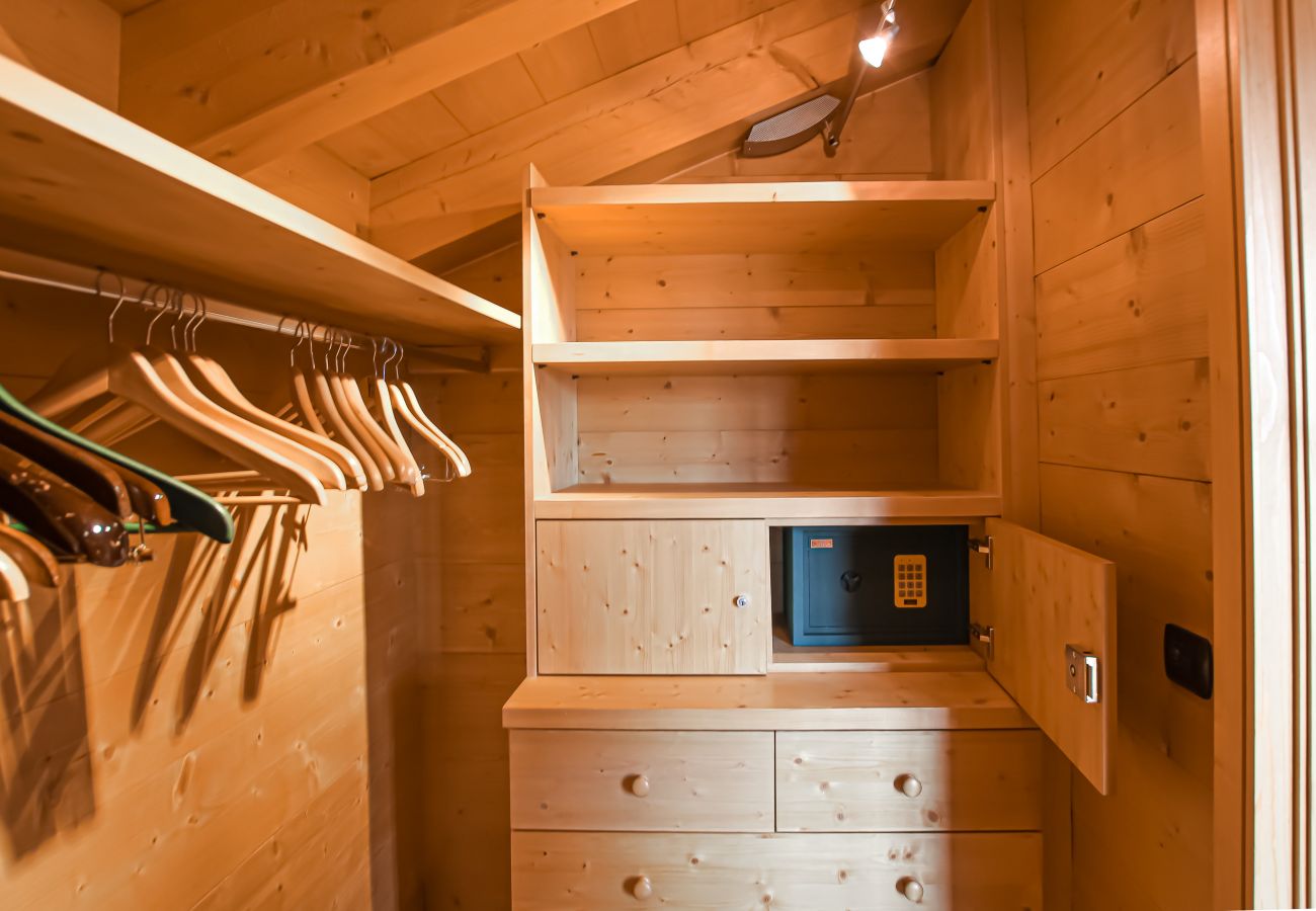 Chalet Ibex in Verbier - Garderobe mit Safe im Hauptschlafzimmer  Ankleidezimmer mit Safe