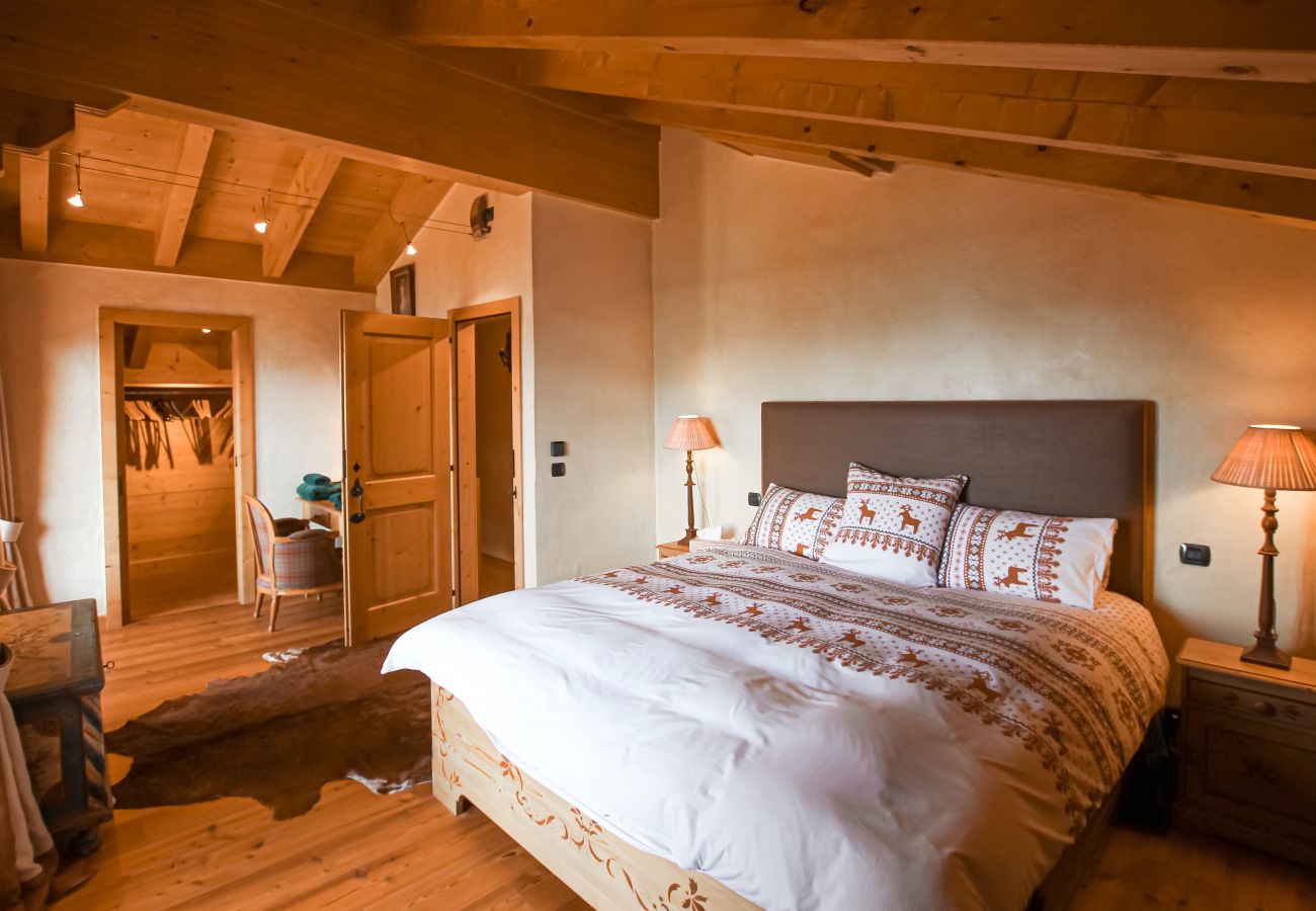 Chalet Ibex in Verbier - Hauptschlafzimmer im Obergeschoss Hauptschlafzimmer mit Schreibtisch und Ankleide