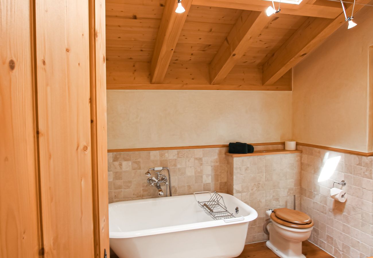 Chalet Ibex in Verbier - Hameau de Clambin - Badezimmer  Badezimmer mit Badewanne, Dusche und WC - Chalet Ibex in Verbier
