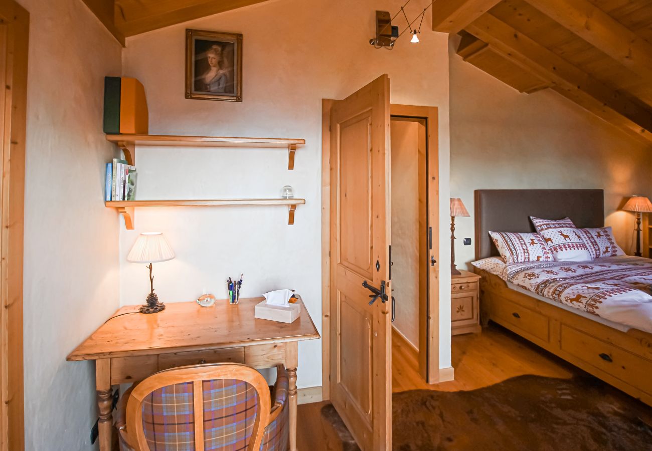 Schreibtisch im Hauptschlafzimmer - Chalet Ibex in Verbier Schreibtisch im Hauptschlafzimmer