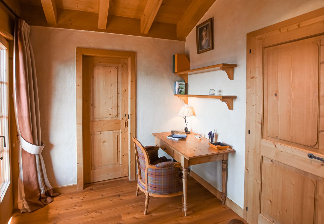 Chalet Ibex in Verbier - Small desk in the bedroom Desk