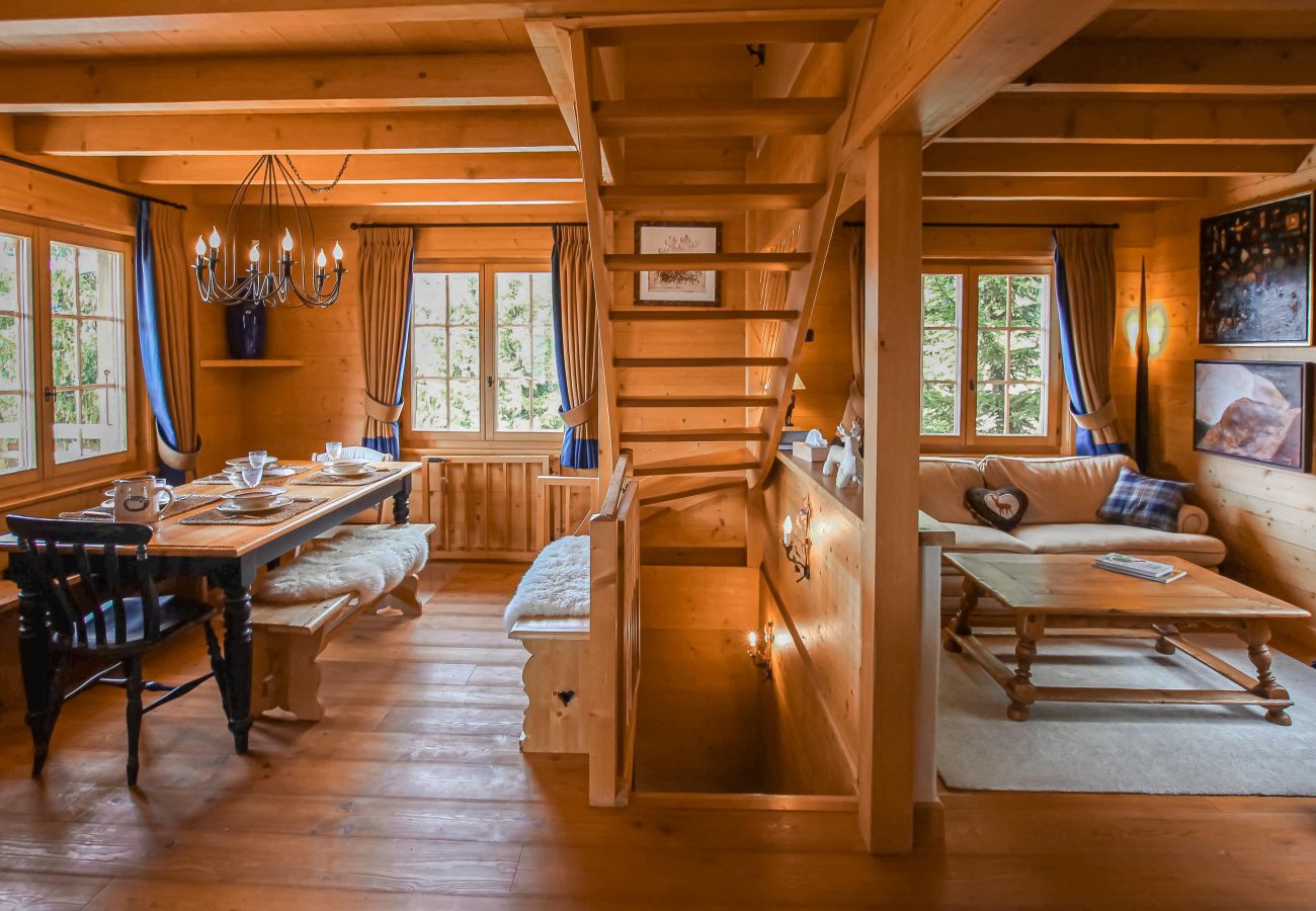 Chalet Ibex - Verbier Location™ Living room with dining corner