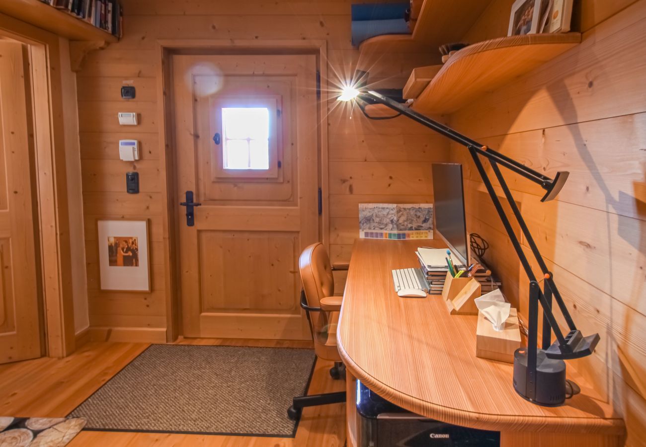 Chalet Ibex in Verbier - small office - Verbier Location™ Office
