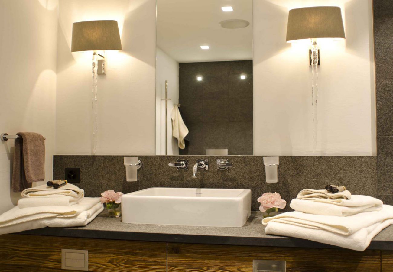 Appartement Basalte C01/02 à Verbier - Salle de bain Appartement Basalte C01/02 - Salle de Bain avec grand mirroir et linge