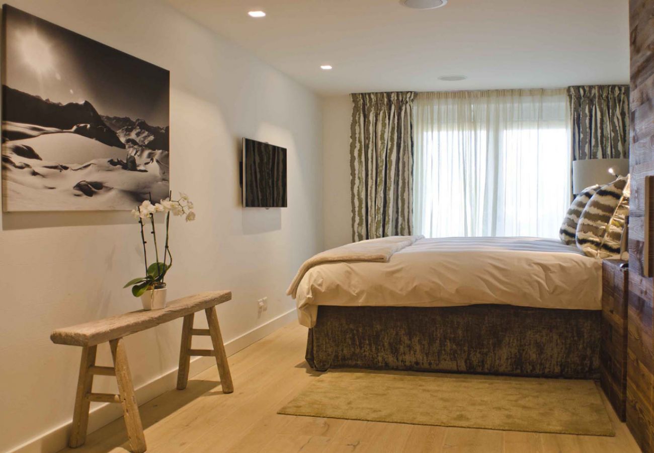 Appartement Basalte C01/02 - Verbier Location Basalte C01/02 - Suite parentale avec lit king size, TV à écran plat, une salle de bains attenante,  accès au balcon